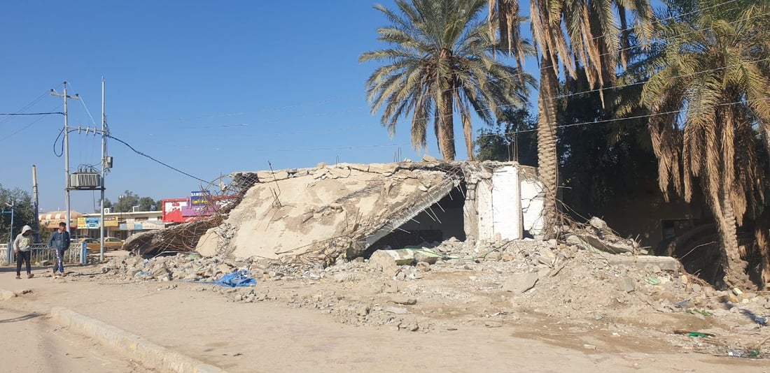 “وليس لكم تعويضات”.. الجرافات تدمر 10 محال متجاوزة في المثنى (صور)