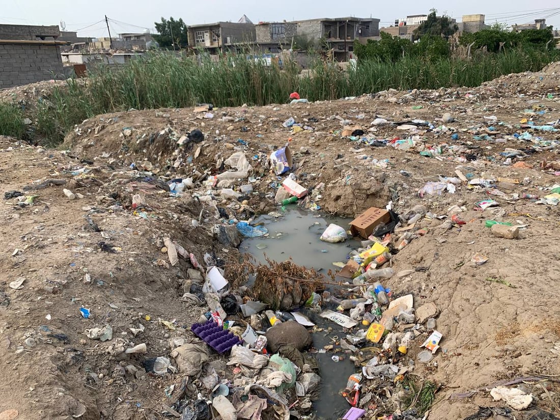 أبو غريب: مخلفات المجاري تحاصر أطفال “السكلات”.. والحلّ في “بوري 8 إنج” (صور)