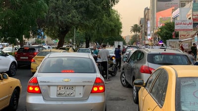 “حية ودرج” في الحارثية.. السكان ينصبون السواتر لصد طوابير سيارات المرضى (فيديو)