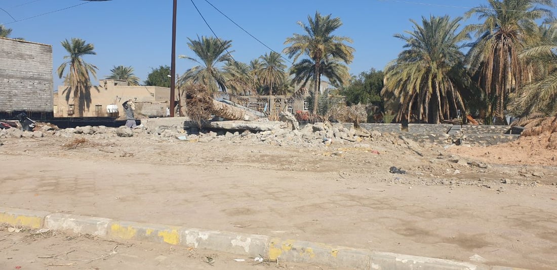 “وليس لكم تعويضات”.. الجرافات تدمر 10 محال متجاوزة في المثنى (صور)