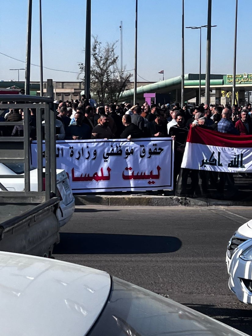 موظفو النفط يهددون بالإضراب العام حال المساس بحوافزهم ومخصصاتهم المالية