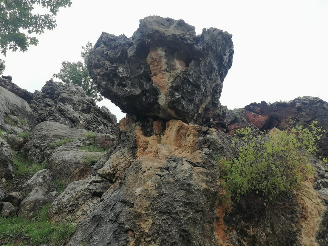 بەردێکی گەورە لە شاخێک کەوتەخوارەوە و بەر ماڵێک کەوتووە 