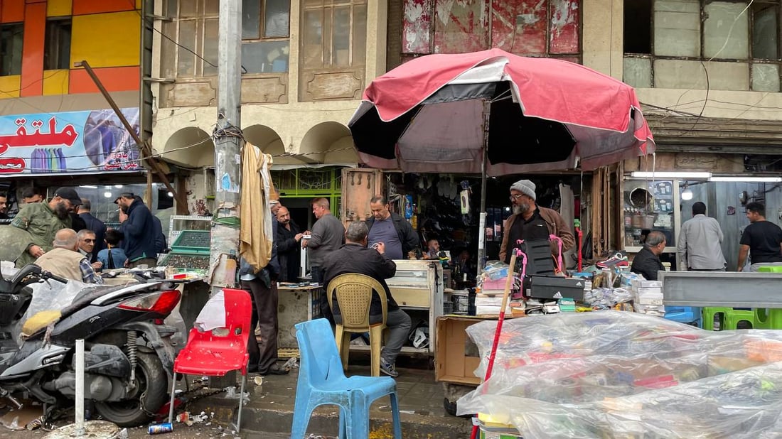 صور من حياة الشارع في بغداد: اليوم الأول لارتداء “القمصلة” وحمل مظلات المطر