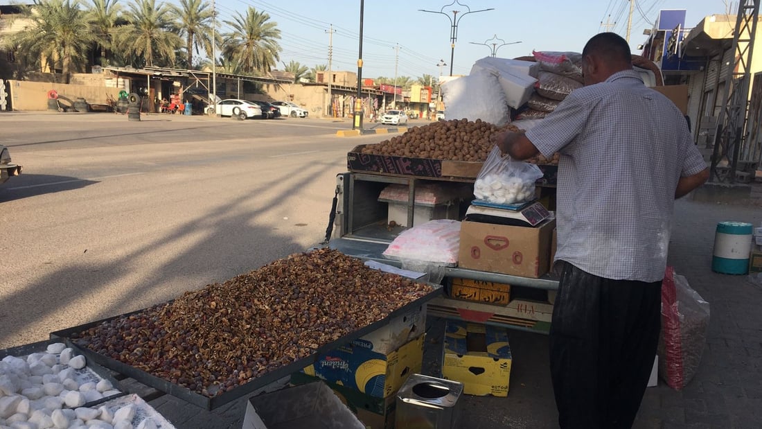 بائع متجول من السليمانية يصل الى أبو الخصيب.. ويقطع 1000 كم لبيع الكرزات (صور)