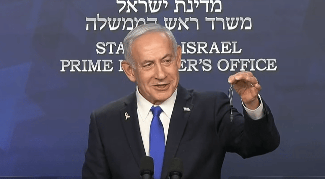 نتنياهو يورط ترامب ويعرض قطعة معدنية على الهواء مباشرة!