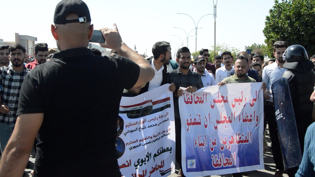 فيديو من تظاهرة صلاح الدين: رئيس مجلس المحافظة وعد المحاضرين بتعيينات