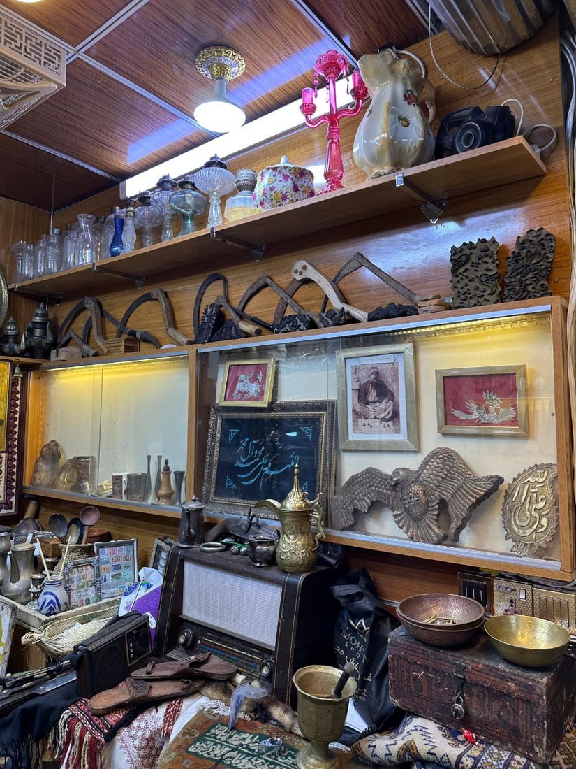 من عكد اليهودي في كربلاء.. أحجار غامضة تلهم حسين ياسر في كتابة مسرحياته (صور)