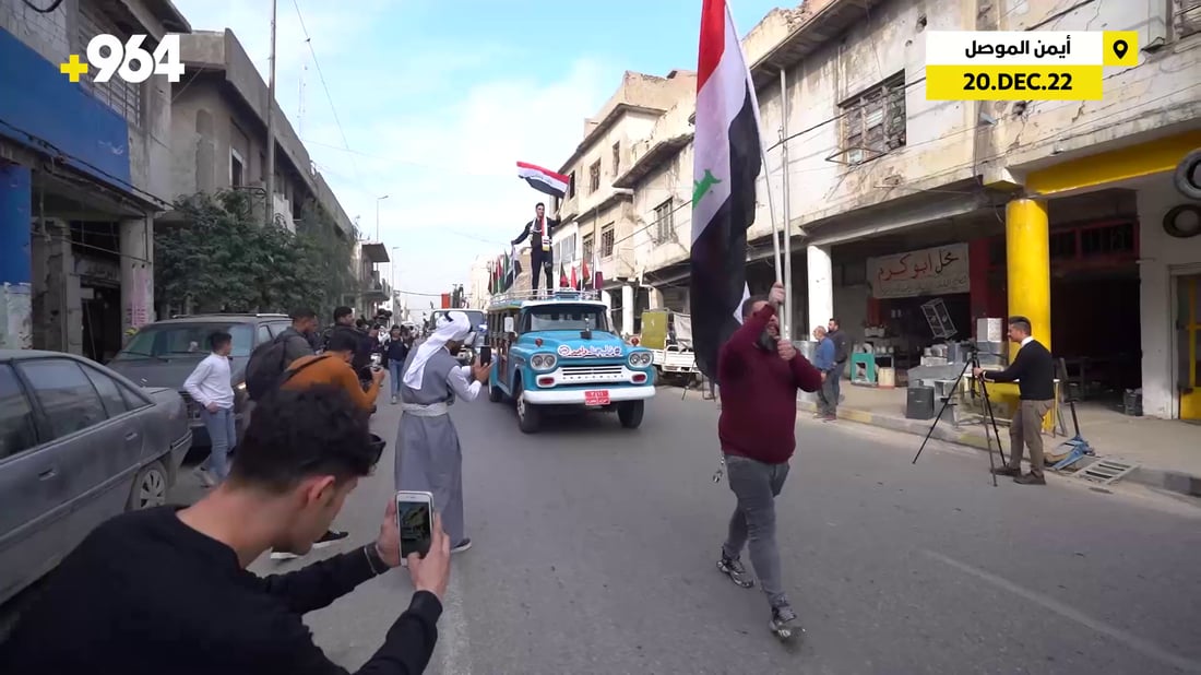 فيديو: كل أزياء نينوى استقبلت باص البصرة الخشبي.. غناء ودبكات لخليجي 25