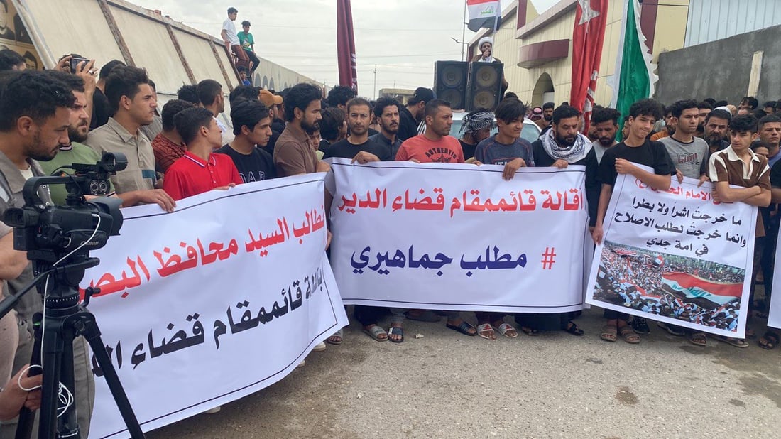 صور: الدير تكسر قرار إيقاف الاحتجاجات بتظاهرة كبيرة تطالب برحيل القائمقام