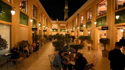 إضاءة “غير عراقية” تخلق فسحة أناقة وسط شارع المتنبي