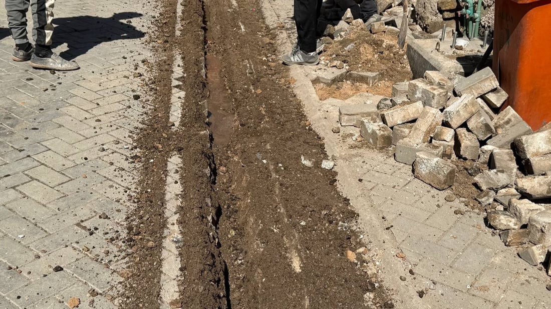 شيوخ أخيار يسهلون المهمة.. الكيبل الضوئي يسير بصعوبة في مدينة الصدر (صور)