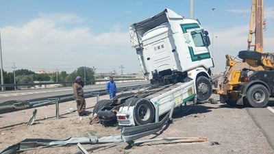 على طريق الكويت.. اعتقال سائق “سكانيا” فقد السيطرة على مركبته وصدم السياج