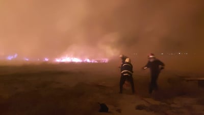 خبراء يحققون في مندلي.. نيران “مفتعلة” التهمت حقلاً شاسعاً من الحنطة (صور)