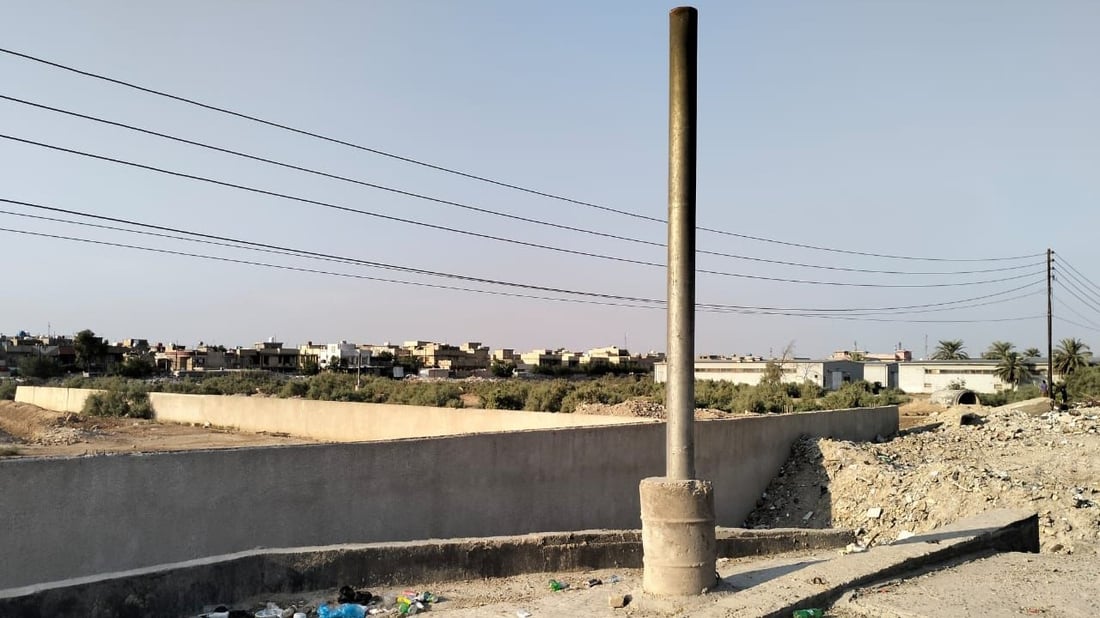 “الوضع لا يطاق والجميع يختنق”.. غازات المجاري تحاصر أهالي حي السلام (صور)