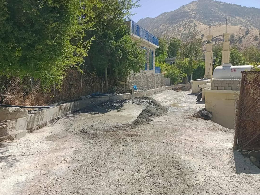 هاوڵاتیانى گوندى سه‌رگه‌ت لەسەر گیرفانی خۆیان رێگای گونده‌كه‌یان دروست ده‌كه‌ن