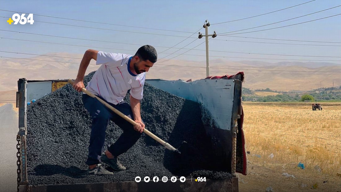 بە عارەبانەیەک قیر سێ کیلۆمەتر چاڵ و چۆڵی رێگەی گوندەکەیان پڕکردەوە