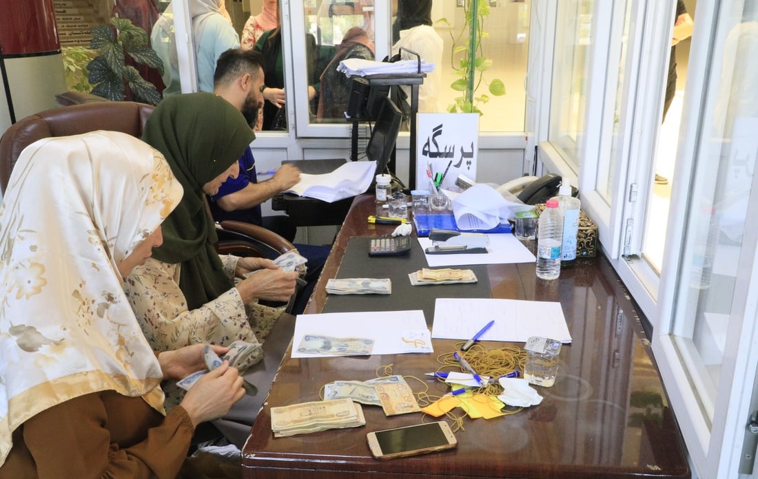 خوێنکارانی زانکۆی هەڵەبجە سێ دەرماڵە پێکەوە وەردەگرن