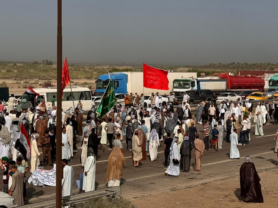 عشائر الشوملي تغلق الطريق الدولي احتجاجاً على شح المياه.. رد من مدير الناحية (صور)