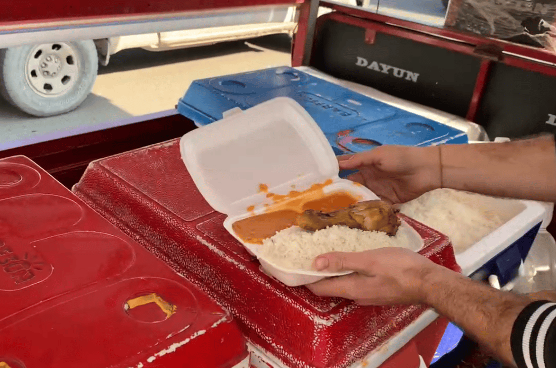 “تمن ومرق ودجاج” بـ 2000 دينار.. 10 عربات تشبع الجائعين في المنصور واليرموك (صور)