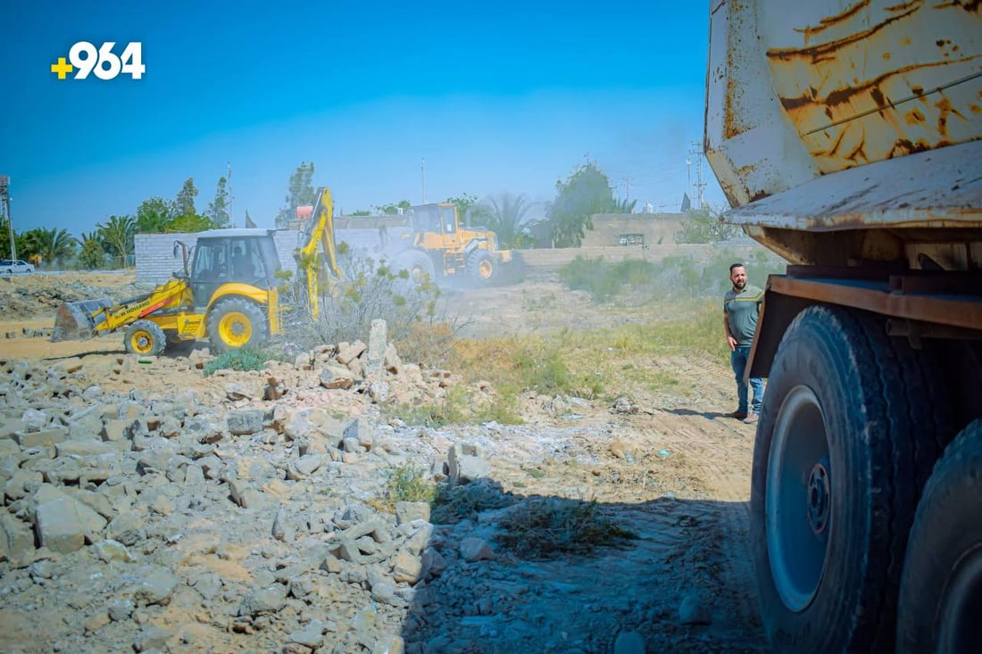 صور: شفلات البلدية تجرف منزلين متجاوزين على أراضي الدولة في البصرة