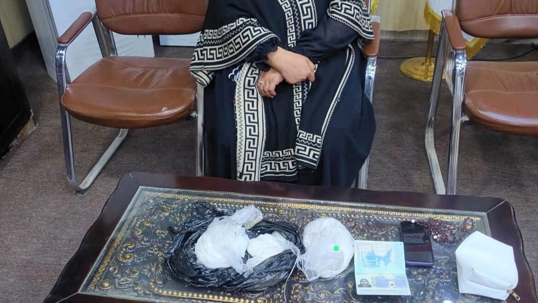 “كريستال وماريجوانا داخل حذائها”.. ضبط مسافرة عراقية بالشلامجة
