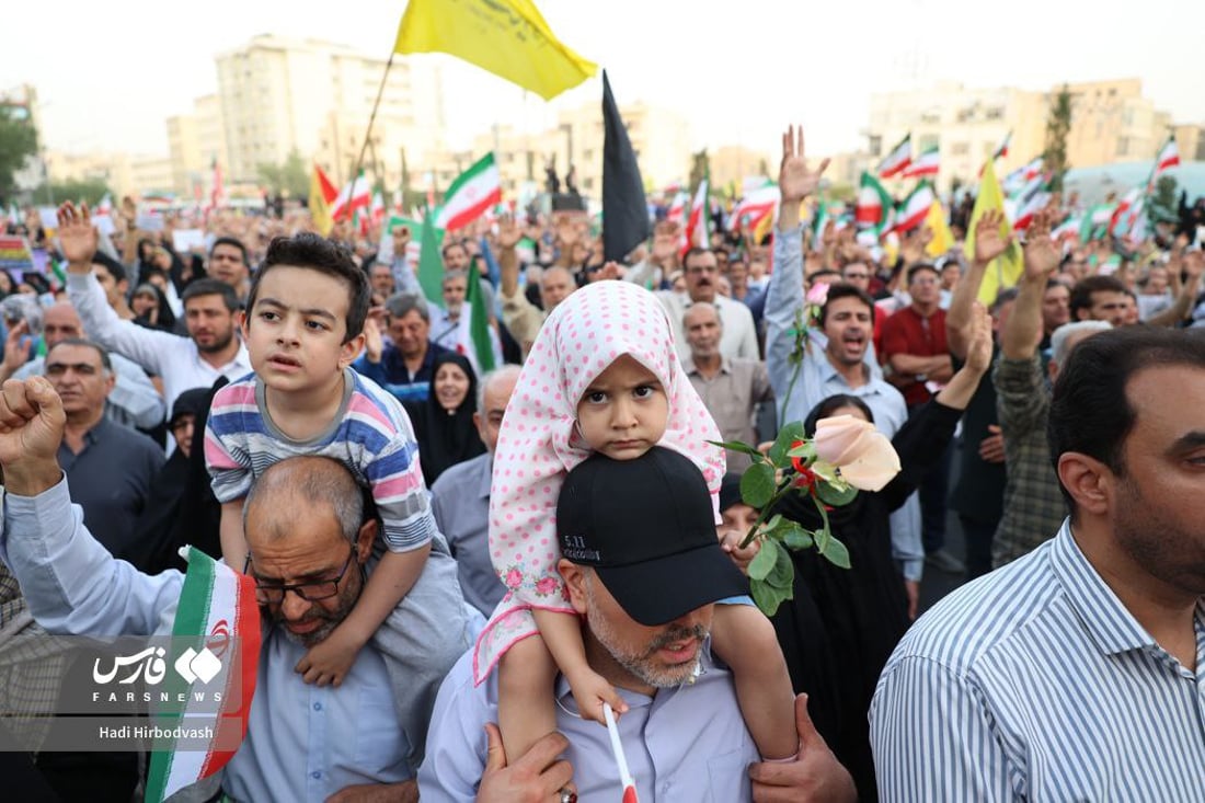 “الموت للأميركان”.. فيديو: طهران تحتفل بالنصر وشيراز تغني بالعربية
