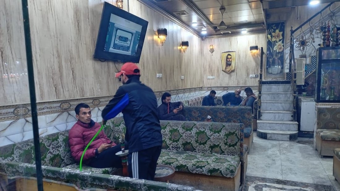 “عيطة” أشهر أسطة أراكيل في الزبير.. زبائنه تكفلوا بزواجه وأدمنوا خلطته! (صور)