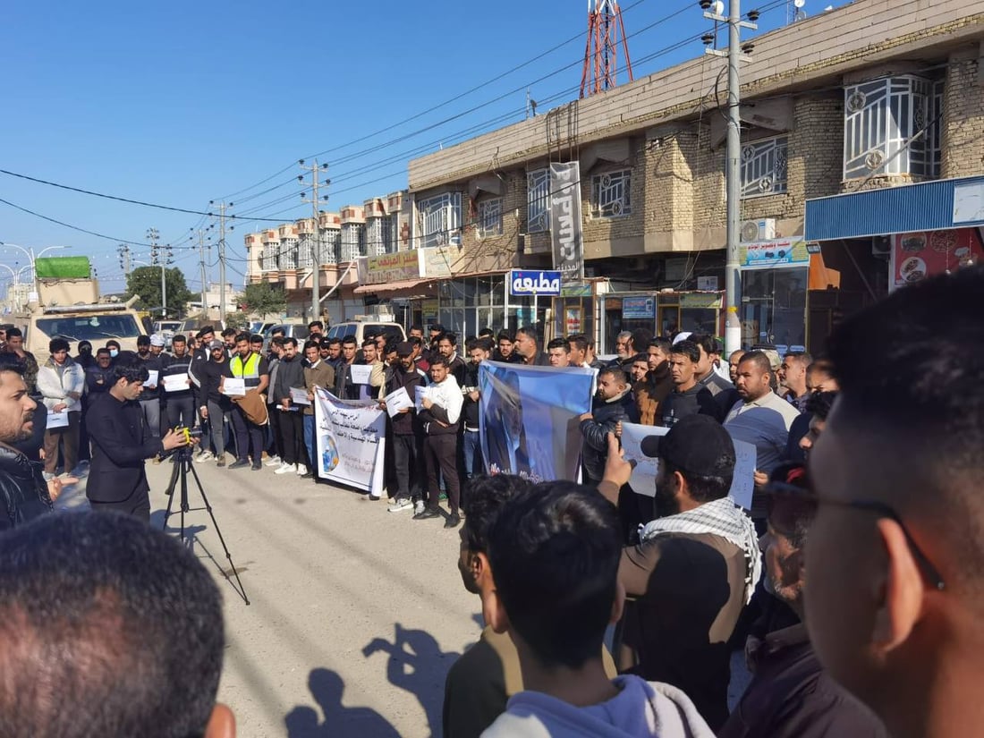 وقفة احتجاجية شمال البصرة: أقيلوا مدير بلدية الِمْدَينة (صور)