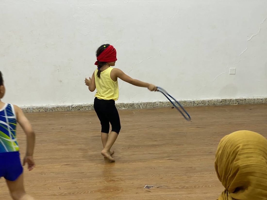 كابتن نوار يدرب أطفال البصرة لذهبية آسيا.. مرح وقساوة في قاعة الجمباز (فيديو)