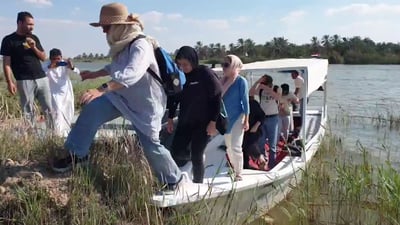 تجولوا في البصرة.. 120 أجنبياً من سفينة “لوغوس هوب” يجربون طعام الأهوار (فيديو)