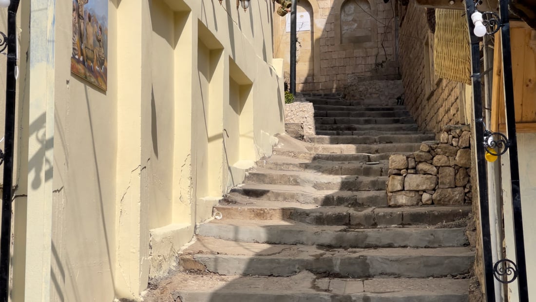 صخرية ومعرضة للانهيار.. لقطات ساحرة من عقرة لبيوت عمرها 1700 عام