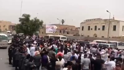 علاء الركابي يظهر بين حشد لخريجي الطبية.. دفعة 2022 تطالب بالوظائف (فيديو)