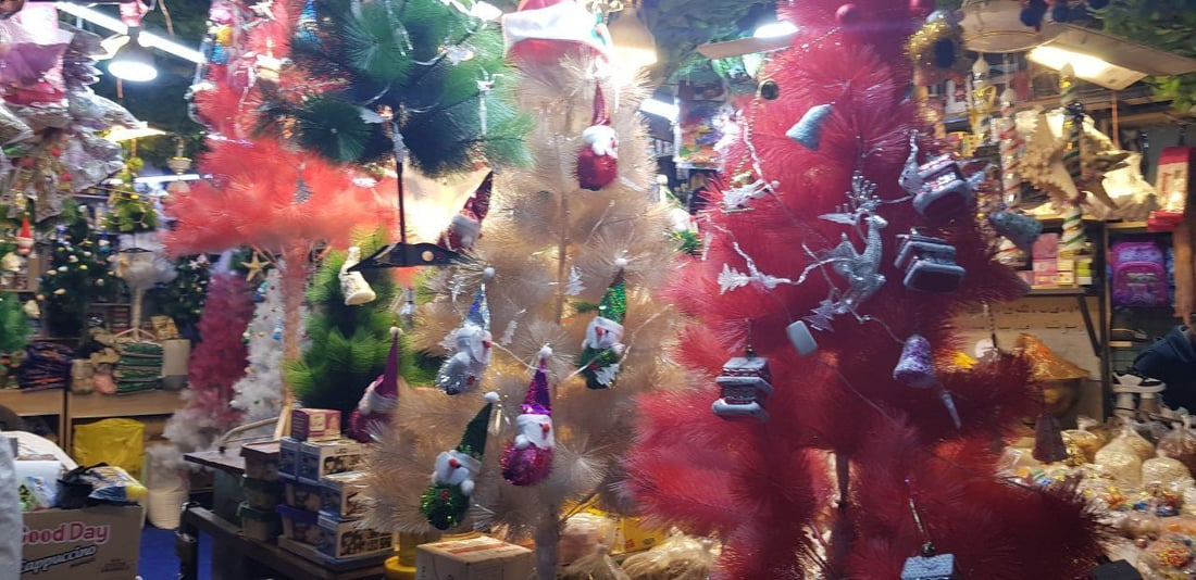 صور: “بابا نويل” ينعش أسواق سدة الهندية في بابل.. إقبال على الهدايا والأشجار