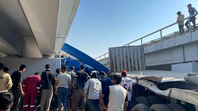 فيديو: سائق شاحنة يفقد السيطرة ويسقط من أعلى جسر في سفوان