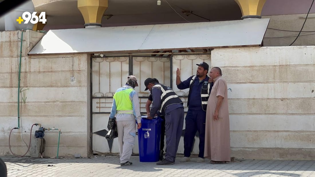 ماذا نفعل أكثر حتى لا ترموا النفايات؟.. سفوان توزع حاوية وأكياساً لكل عائلة (صور)