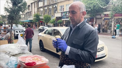 فيديو: عمر يطبخ “علك الماء” وسط السليمانية.. والرائحة تتكفل بسحب الزبائن