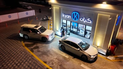 البراند السعودي يتمدد في العراق.. السيارات تتراصف أمام “كيان” الرمادي