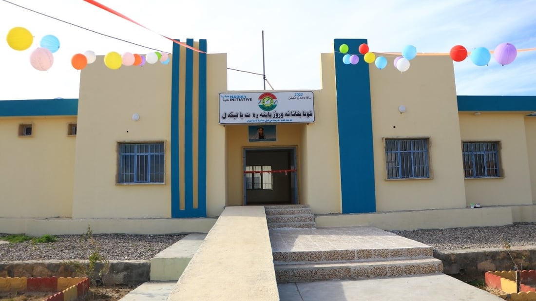 صور: “نادية مراد” تجهّز مدرسة جميلة لأطفال مدينتها