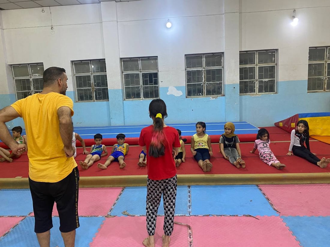 كابتن نوار يدرب أطفال البصرة لذهبية آسيا.. مرح وقساوة في قاعة الجمباز (فيديو)