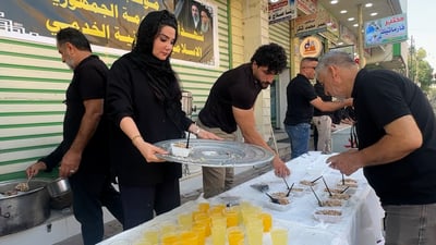 إيرانيات في مواكب خانقين.. “غزل شيرازي” توزع البرياني واللبلبي في شارع الأطباء