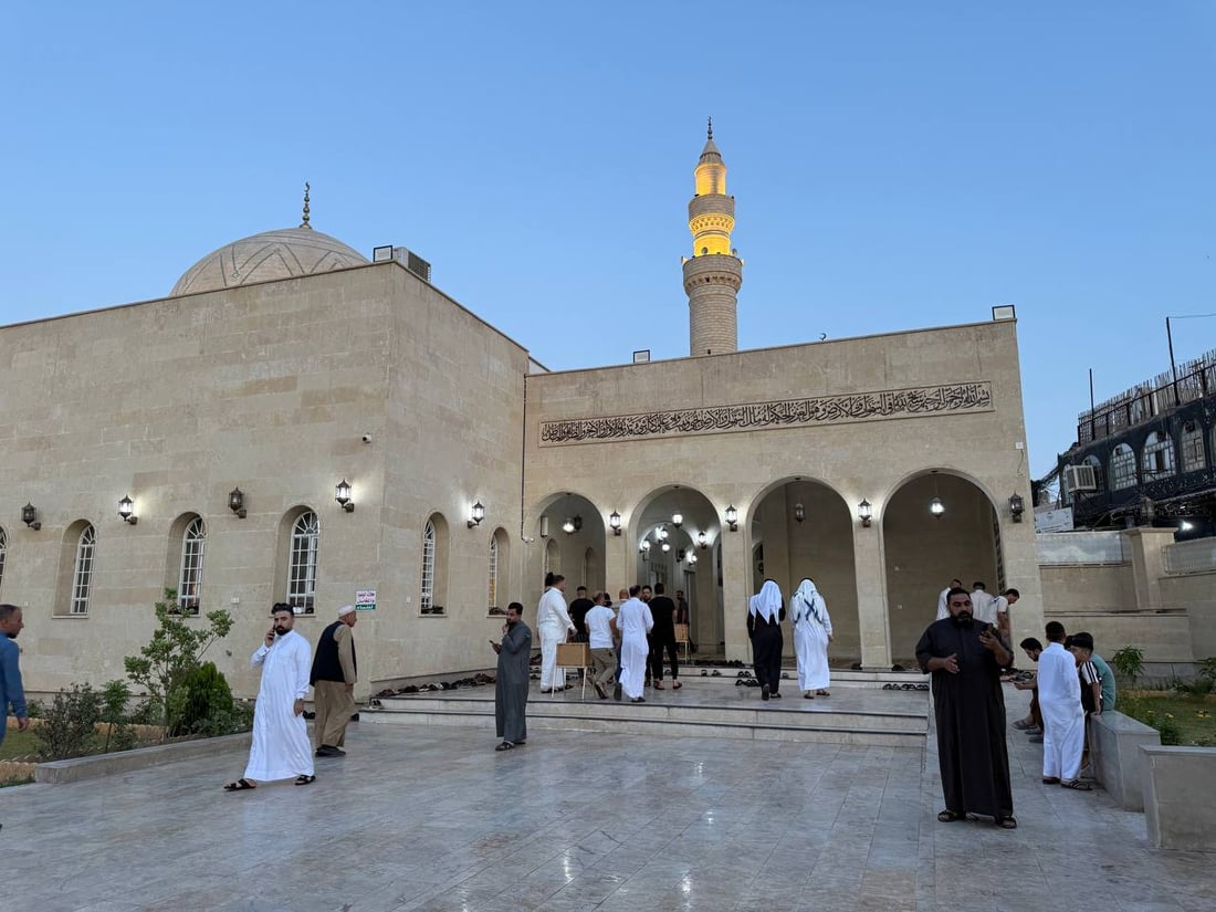 صور.. مئات المصلين يؤدون صلاة عيد الأضحى في جامع النبي جرجيس وسط الموصل