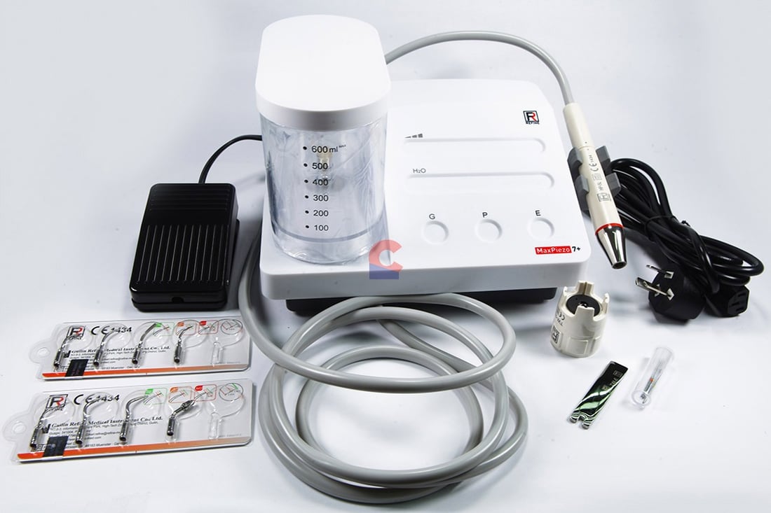 پزیشکێک ئامێری پاککردنەوەی ددان بە تەندروستیی سلێمانی دەدات