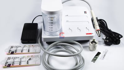 پزیشکێک ئامێری پاککردنەوەی ددان بە تەندروستیی سلێمانی دەدات