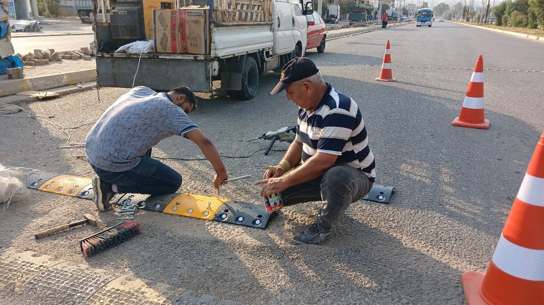 فيديو: آلتون كوبري تجدد شوارعها بالمطبات لمواجهة تهور السواق