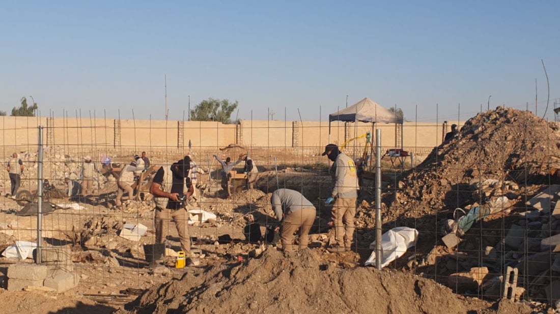 صور: ترميم المدرسة كشف مقبرة جماعية.. رفع 31 جثماناً في تلعفر