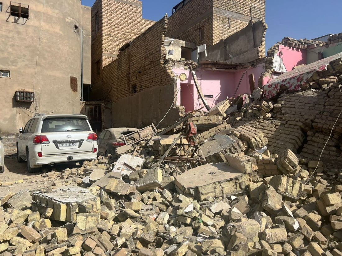 صور: تضرر 6 عجلات بانهيار مبنى قديم في السماوة