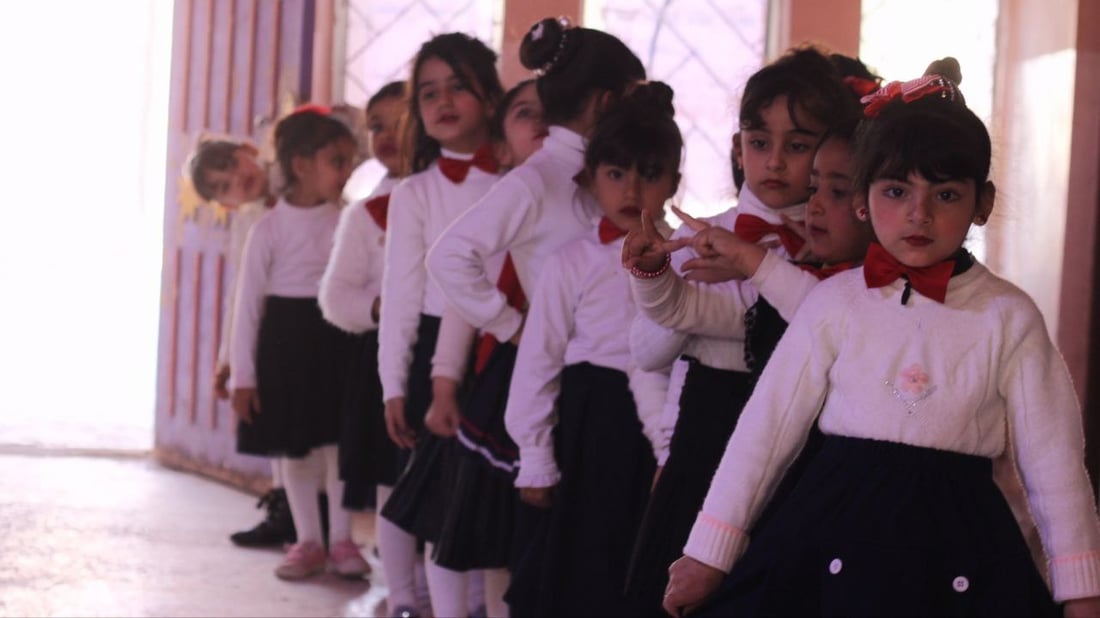 صور: الصغيرات الجميلات في بلدروز يجربن مشاهدة اللوحات والتفرج على المسرح