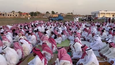 “الغتر” الحمراء غطت مروج ربيعة.. الجميع حضر لأداء صلاة العيد (صور)