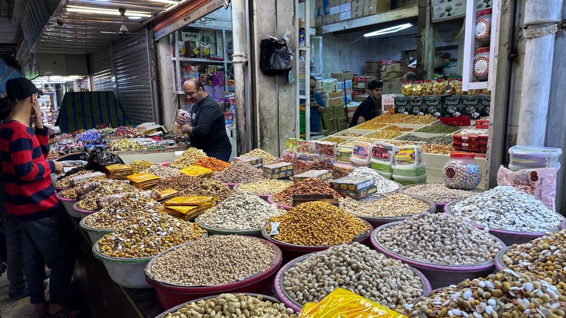 صور من سوق العشار: أطنان من الحلوى من أجل ليلة الكركيعان