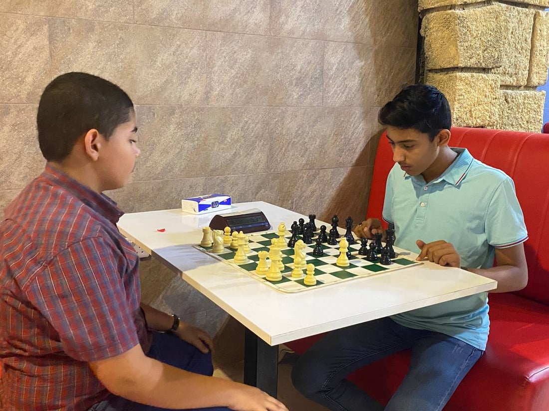 صور: البنات والأولاد في ذي قار يلعبون الشطرنج للتأهل الى بطولة العراق من 4 فئات